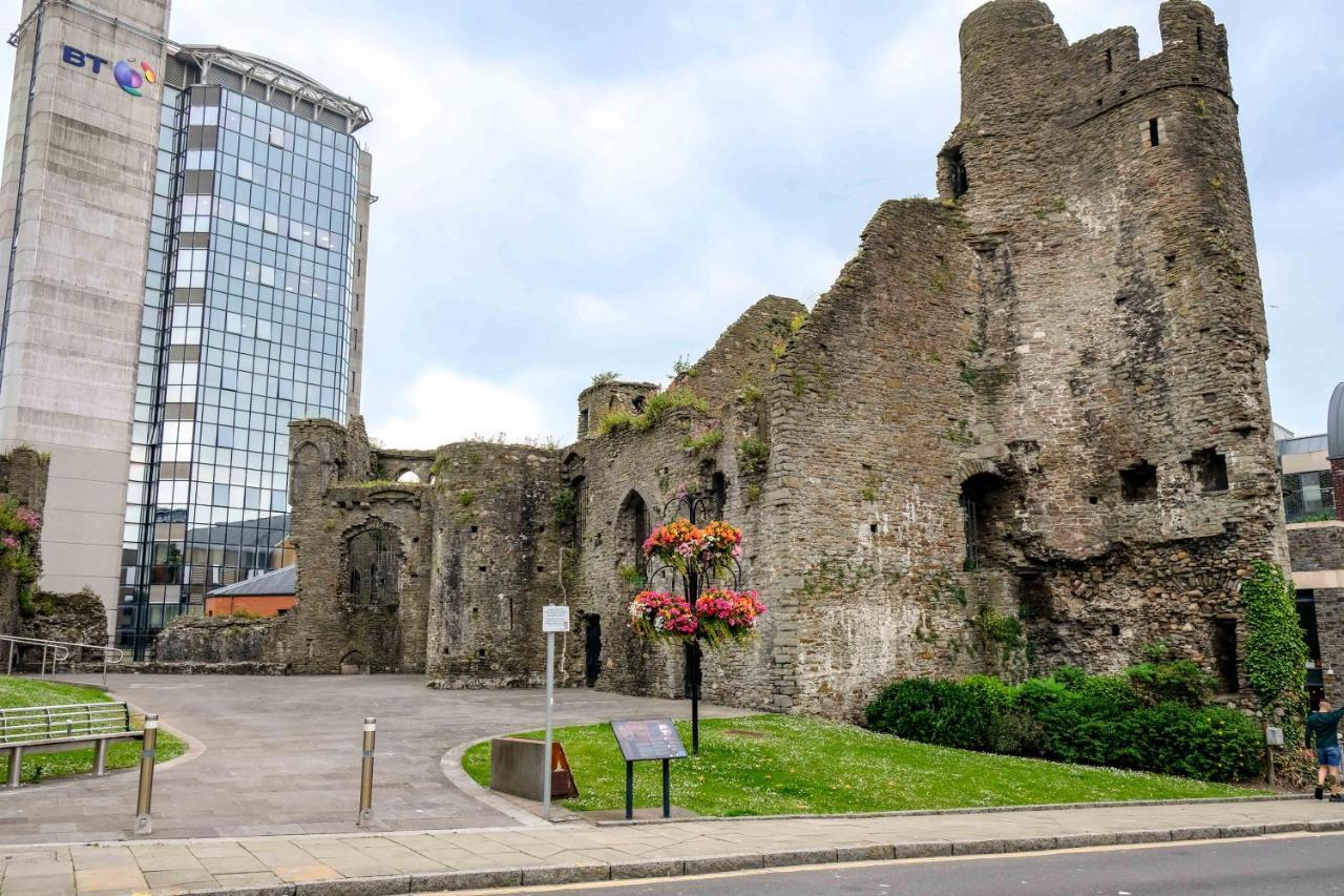 Cwtsh Hostel Swansea Buitenkant foto Trim Castle