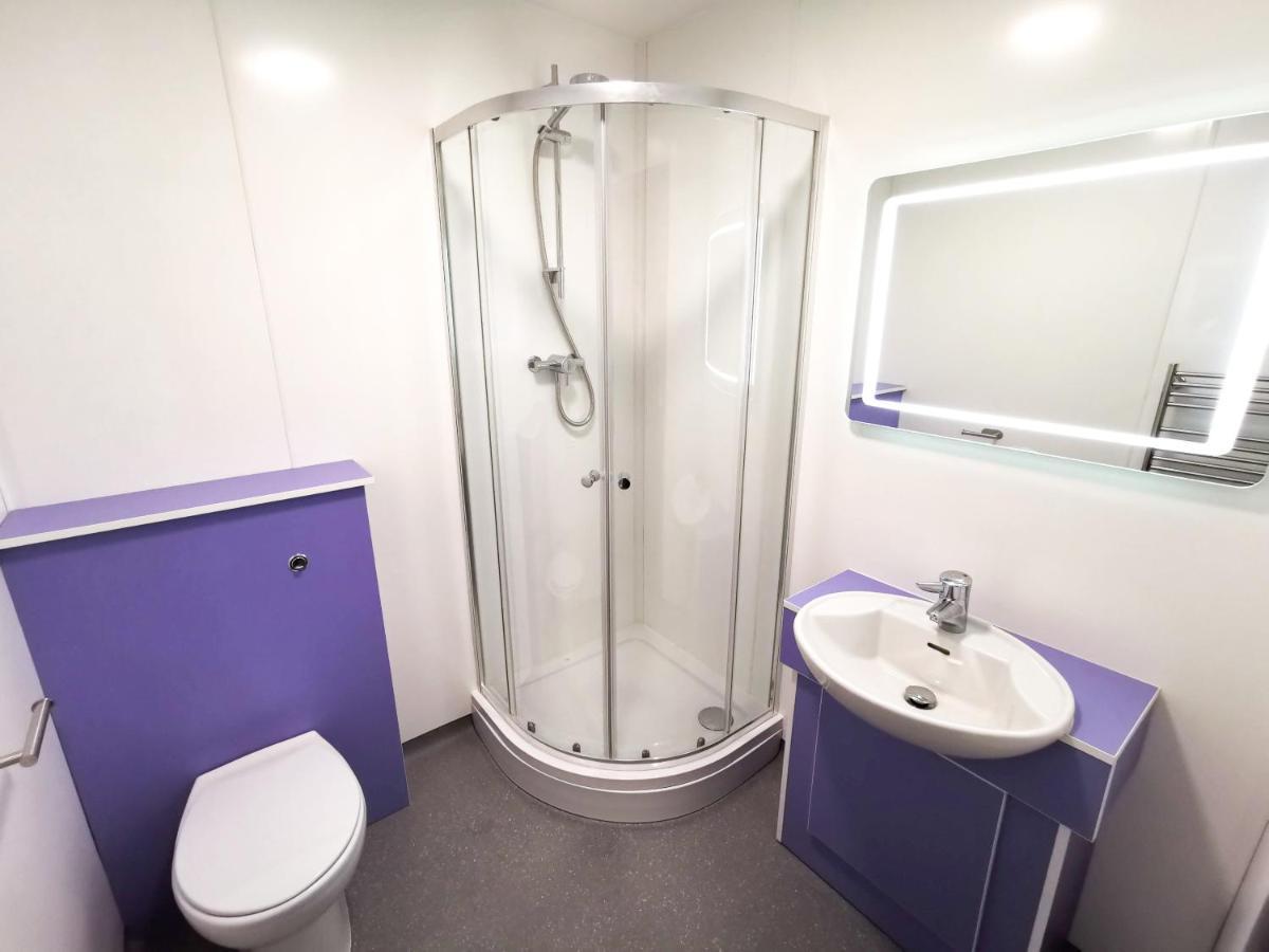 Cwtsh Hostel Swansea Buitenkant foto A shower cubicle