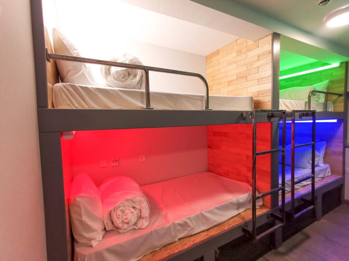 Cwtsh Hostel Swansea Buitenkant foto A capsule hotel in Tokyo