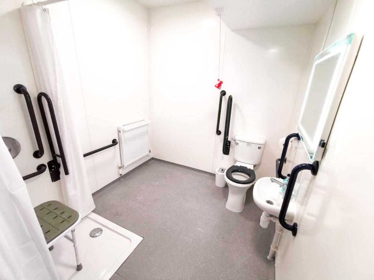 Cwtsh Hostel Swansea Buitenkant foto Disabled toilet with alarm bell