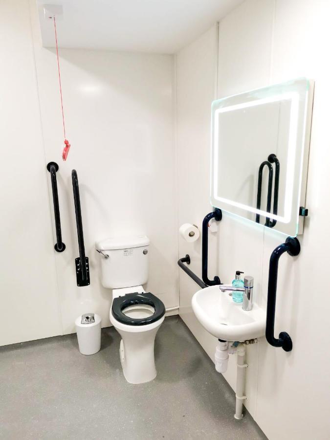 Cwtsh Hostel Swansea Buitenkant foto Disabled toilet with disabled facilities grant equipment