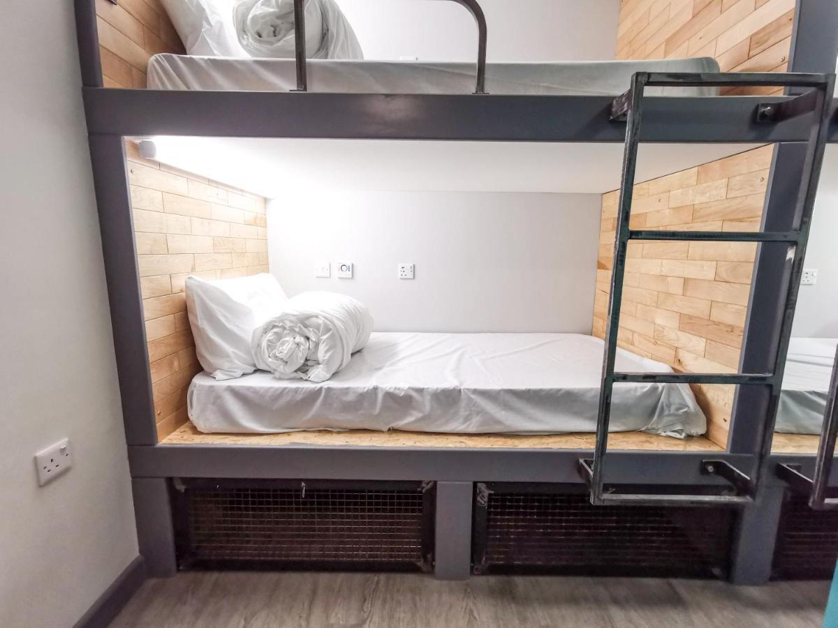 Cwtsh Hostel Swansea Buitenkant foto A bunk bed in a hostel