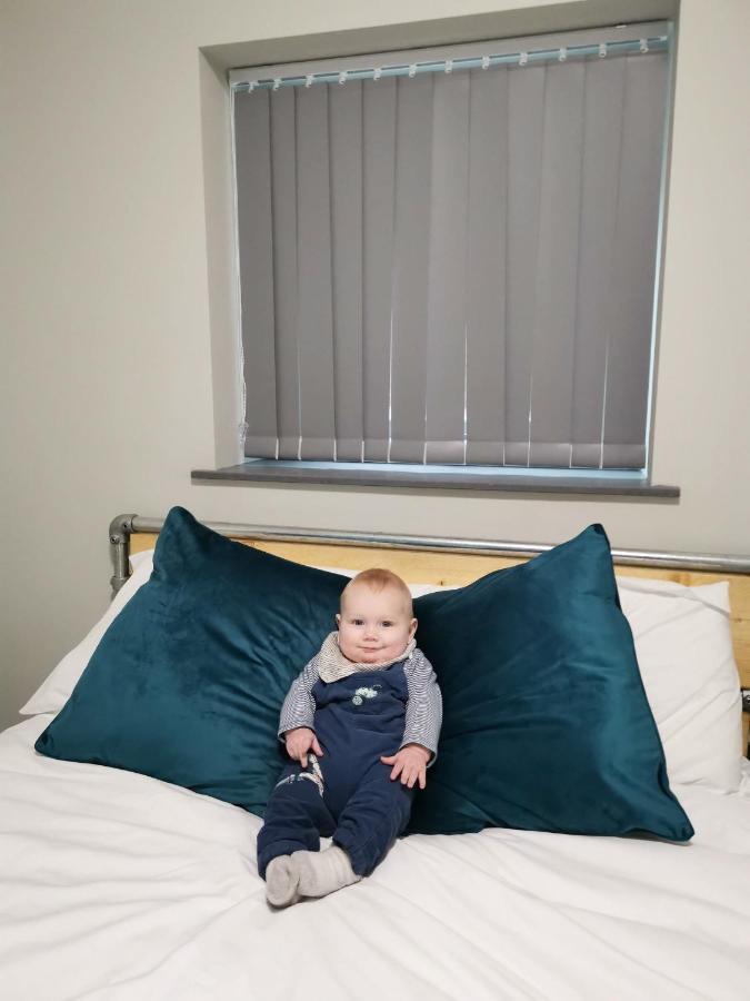 Cwtsh Hostel Swansea Buitenkant foto A baby on a bed