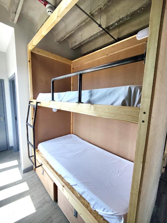 Cwtsh Hostel Swansea Buitenkant foto Bunk beds in a hostel