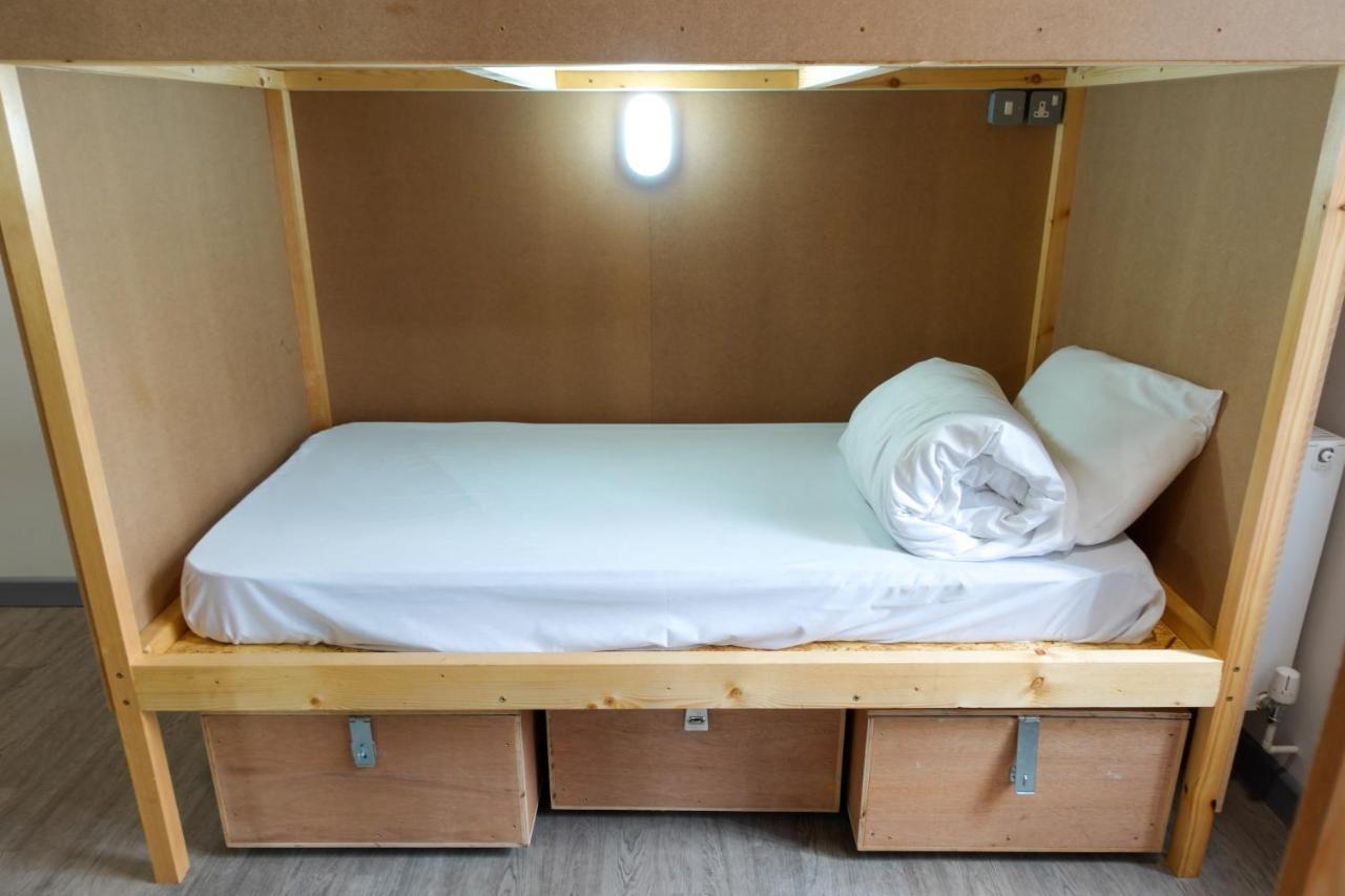 Cwtsh Hostel Swansea Buitenkant foto A bunk bed with storage boxes