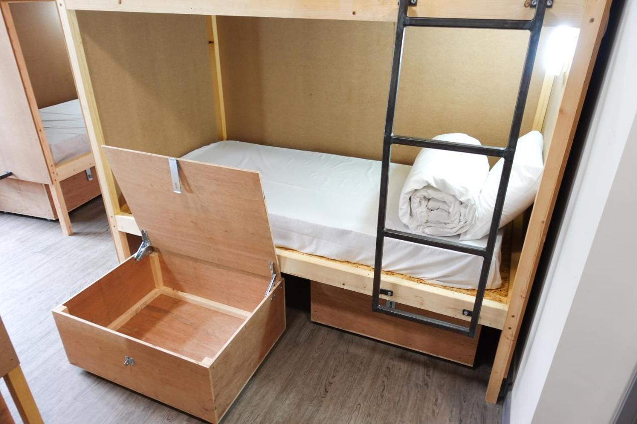 Cwtsh Hostel Swansea Buitenkant foto A bunk bed with storage underneath