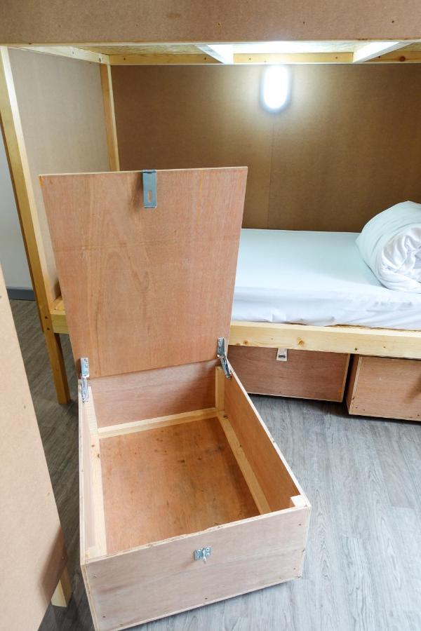 Cwtsh Hostel Swansea Buitenkant foto A storage box