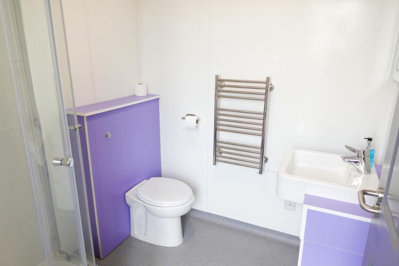Cwtsh Hostel Swansea Buitenkant foto A bathroom in a student flat