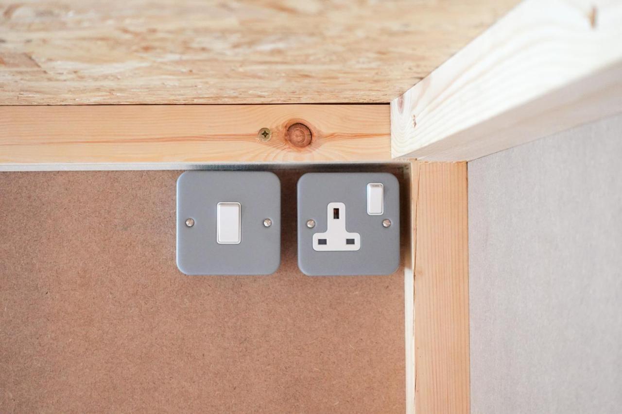 Cwtsh Hostel Swansea Buitenkant foto A UK light switch and socket